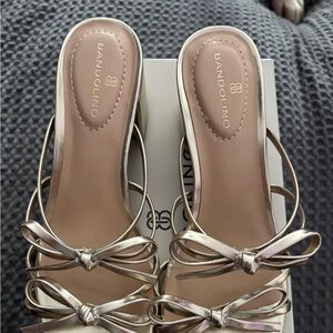 Bandolino Elegant women’s Margil strappy bow block heal sandals